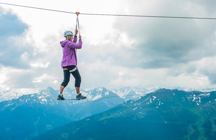 Überwinden Sie die Seilbrücke 
