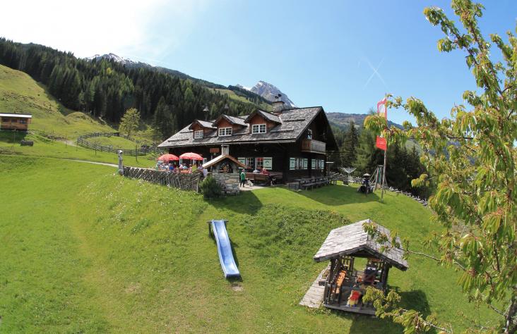 Die Strohlehenalm im Frühsommer