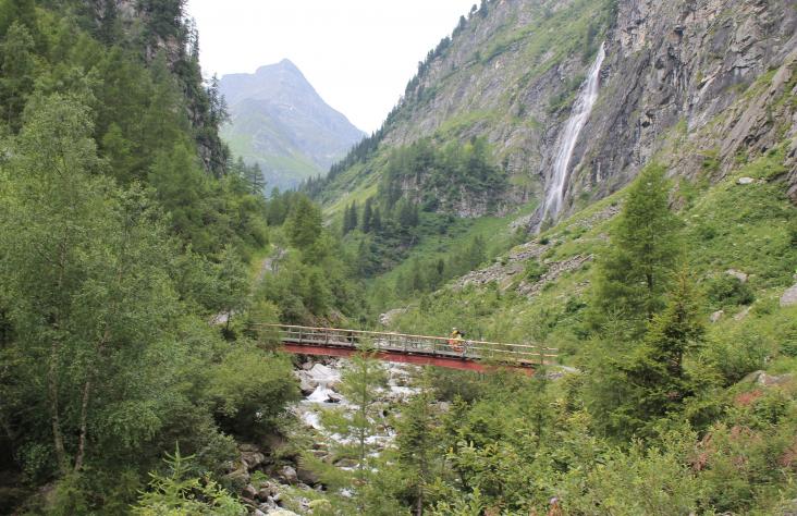 Im Hintergrund sehen wir den Schleierfall