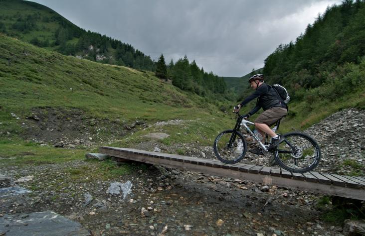 Bachüberquerung kurz vor dem ersten Zwischenziel, der Rastötzenalm