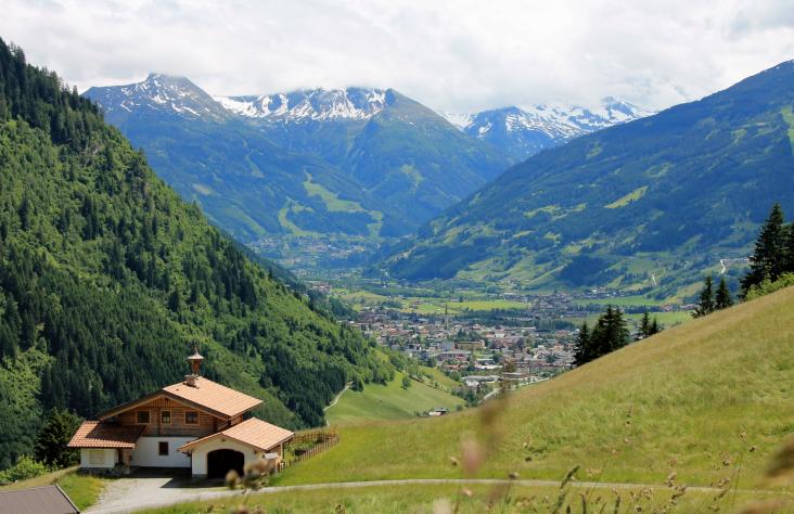 Immer wieder schweift der Blick auf Bad Hofgastein.