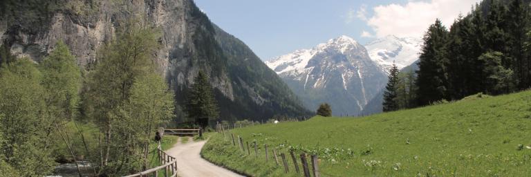 Im sogenannten Malerwinkel erhebt sich vor uns die Himmelwand und der Böcksteinkogel.