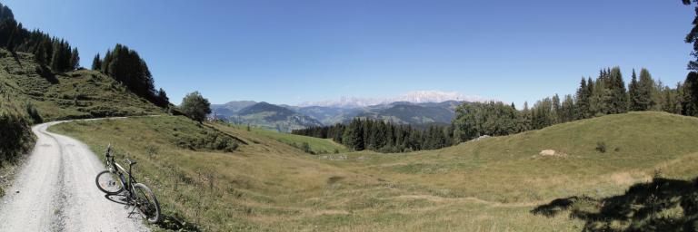 Blick auf die Kögerlalm am Anfang des Gasteinertales