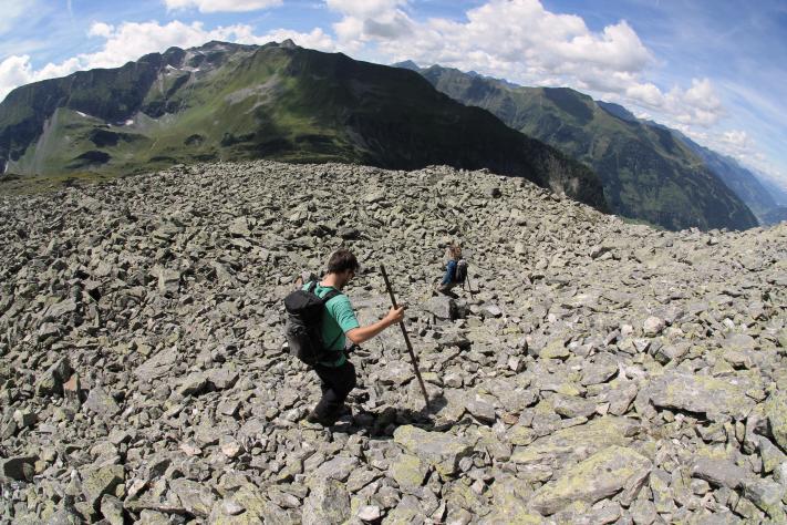Auf der anderen Seite steigen wir Richtung Höhkar ab.