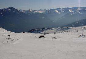 Leere Pisten und Sonnenschein.