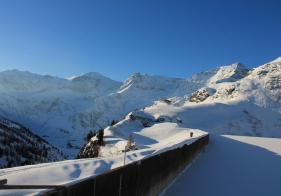 Entlang der Staumauer des unteren Bockhartsees.
