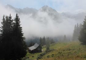 Der Morgennebel lichtet sich über der Salesenhütte.