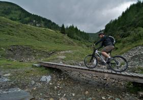 Bachüberquerung kurz vor dem ersten Zwischenziel, der Rastötzenalm