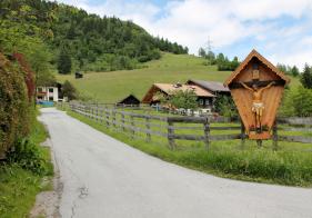 Die Tour beginnt mit einer Fahrt durch den Ortsteil Breitenberg