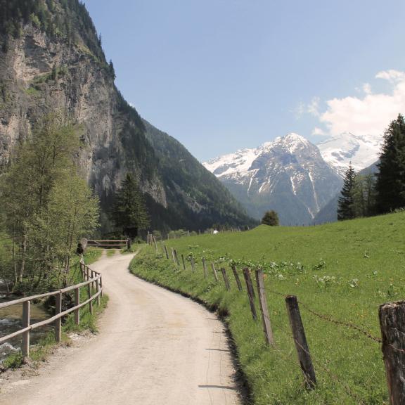 Im sogenannten Malerwinkel erhebt sich vor uns die Himmelwand und der Böcksteinkogel.