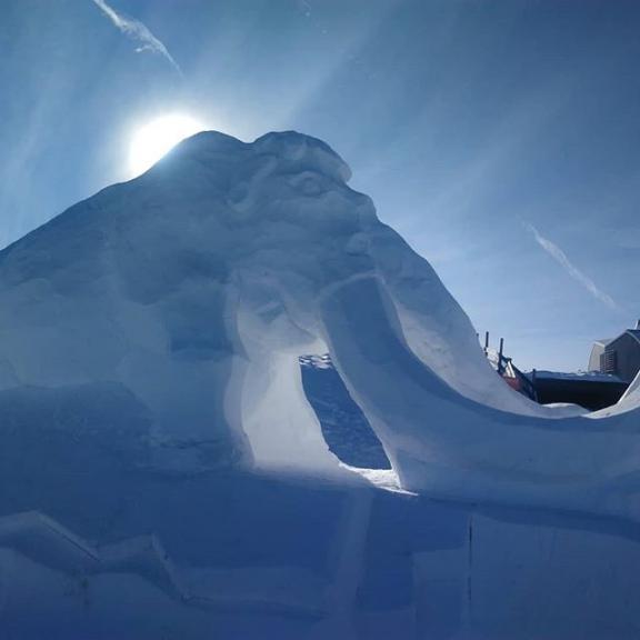 Habt ihr schon unser Mammut gefunden?😍🕵️‍♂️ Seit letzter Woche ist nun auch das gigantische Mammut am Stubnerkogel bereit für Fotos 📸🕵️‍♀️ ******************************** Do you know where the snow mammoth is? 🤩🕵️‍♂️ Since last week it is at the Stubnerkogel and ready for taking pictures with 😍📸 #skigastein #skiamade #gastein #stubnerkogel #artonsnow