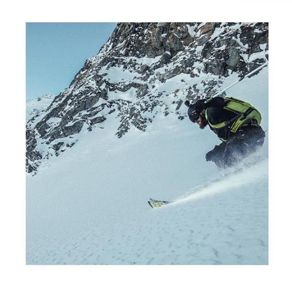 had an awesome day this winter with my good friend @mountomm .
.
.
📸 @mountomm 
#awesome #freerideski #freeride #freerideskiing #atomic #marker #ortovox #gopro #goprohero7black #canon #sportgastein #burton #bearded