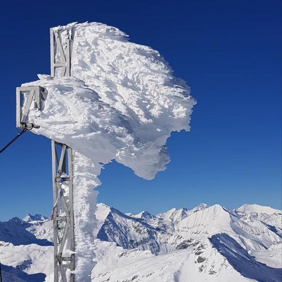 Snøen har hengt seg på korset #austria #skiaustria #mountain #sportgastein #fjell #austrianalps