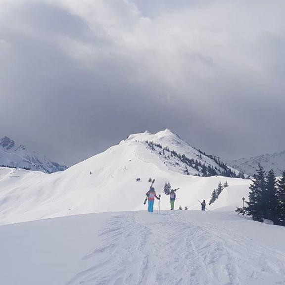 Freeriding with the kids #tonigruberskischule #tonigruberskischool #tonigruber_skischule #grossarl #fulseck #salzburgerland #365austria #visitaustria #powder #youngradicals #kids #offpiste #ski_islife #ski @tonigruber_skischule #skiinstructorlife #skiinstructor