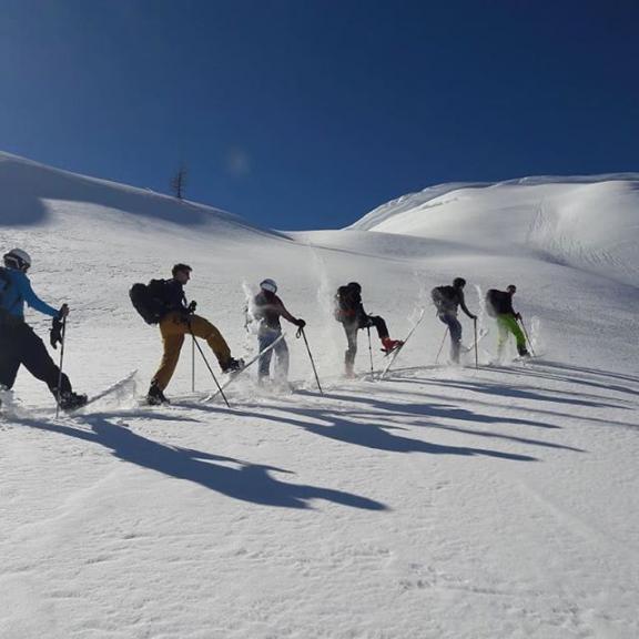 Its still powder in the mountains

#gastein #visitgastein #visitaustria #salzburgerland #bestofsalzburg #gasteinmoments #diebergstation #alpincentergastein #pieps #bergführer  #mountaingiudes #fischersports_alpine #wearmarmot #adidaseyeweare #powderday