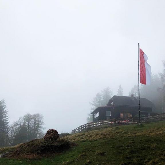 After a pretty challenging hike in the drizzle, we reach the little alpine hut on #poserhöhe and had lunch. For dessert they made us a regional specialty which is a fried pancake sprinkled with powder sugar and served with a very tart jam. #badgastein