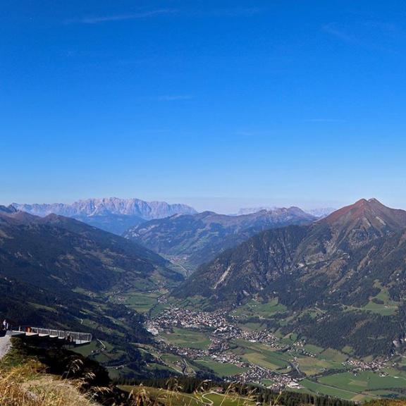 Panoramic afternoon view over the Gastein Valley from the top of the Stubnerkogel at 2300 meters above sea level ⛰ Swipe left to see it all 👈😉 ⠀⠀⠀⠀⠀⠀⠀⠀⠀ ⠀⠀
⠀⠀⠀⠀⠀⠀⠀⠀⠀ ⠀⠀⠀⠀⠀⠀⠀⠀⠀ ⠀⠀⠀⠀⠀⠀⠀⠀⠀ ⠀⠀
#mountains #stubnerkogel #austria #visitaustria #badgastein #gastein #badhofgastein #gasteinertal #visitgastein #gasteinvalley #ig_austria #alpenpanorama #visitaustria #salzburgerland  #loves_austria #austriavision  #IamATraveler #travelgram #instatravel #instago #wesharethealps #wanderlust #fromtheworld #passionpassport #bergwelten #österreich #almorama @visitgastein @visitaustria @salzburgerland #mountains #mountainfellas #bealpine #feelthealps #bergwelten #österreich