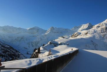 Entlang der Staumauer des unteren Bockhartsees.