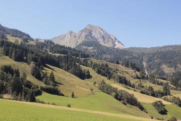 Am Weg zum Ortsteil Unterberg sehen wir den markanten Bernkogel
