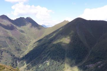 Blick auf die Schmalzscharte und rechts auf den Tennkogel